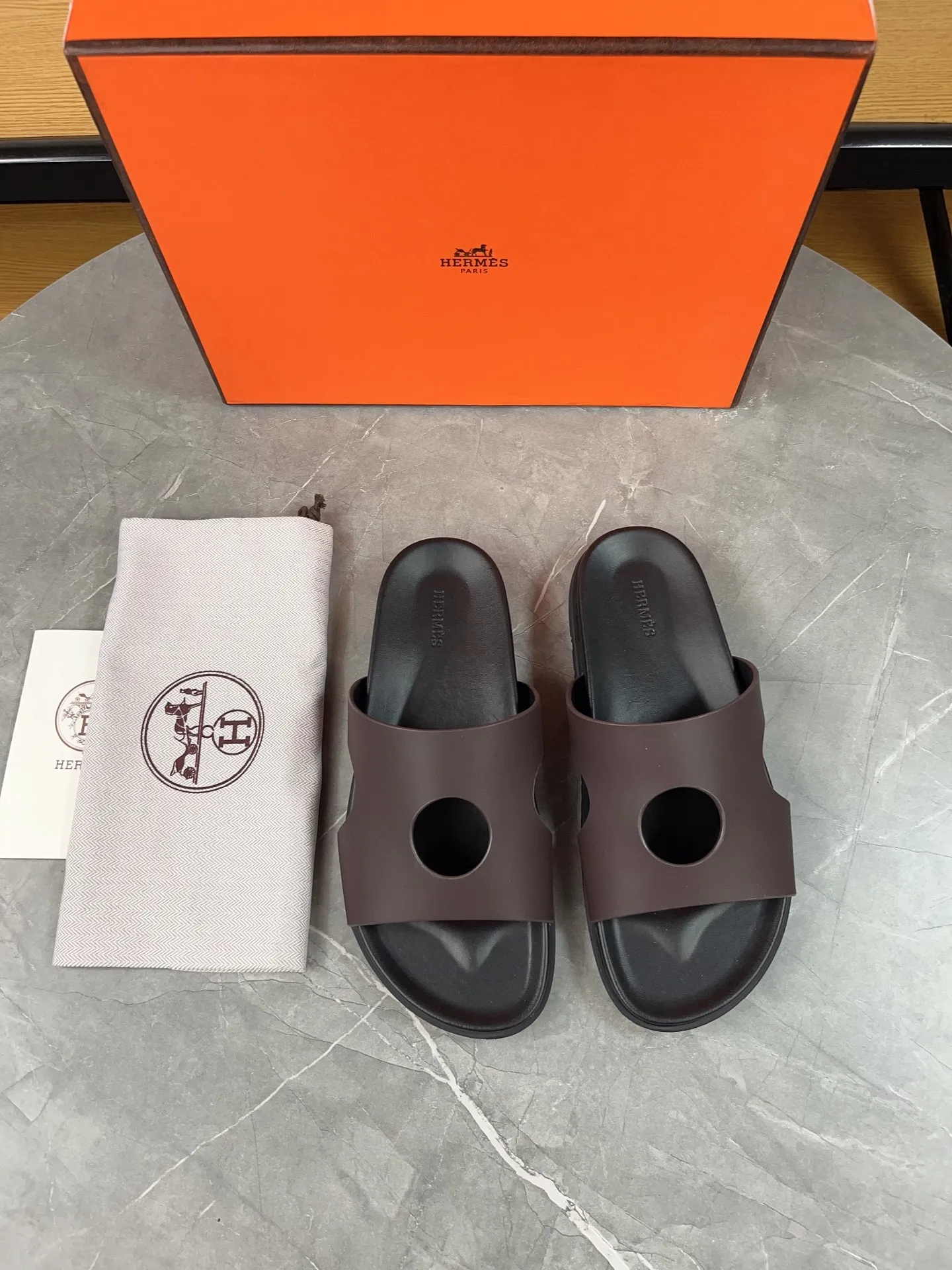 p400🐮🐮H family classic (couple style) Hermes Hermes spring and summer sandals series! Classic style, always popular slippers - sandals, great with any combination! ! ! Upper: imported PU inner lining: imported mixed sheepskin Outsole: Tpu non-slip and wear-resistant outsole Female size: 35-40 (customized at 41) Male size: 39-45 (customized at 39.45)